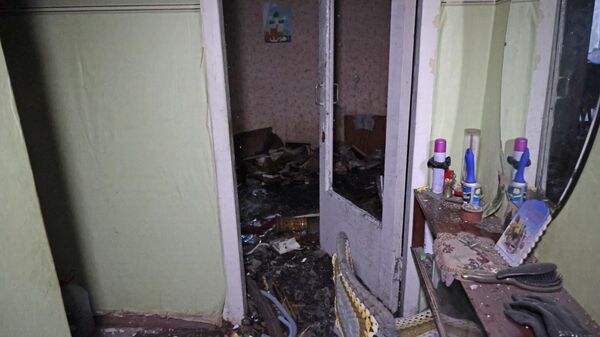 Повреждения в квартире многоэтажного дома в Ворошиловском районе Донецка после обстрелов со стороны ВСУ