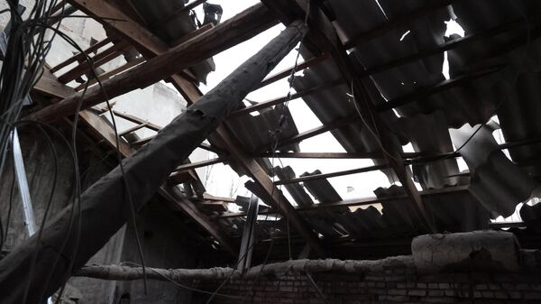 Разрушенная крыша жилого дома в Донецке после обстрелов со стороны ВСУ