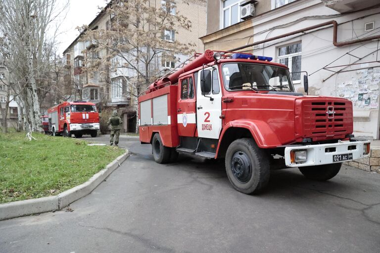 Пожарные расчеты у поврежденных многоэтажных домов в Ворошиловском районе Донецка после обстрелов со стороны ВСУ