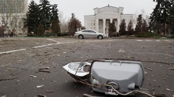 Разбитый уличный фонарь в Ворошиловском районе Донецка после обстрелов со стороны ВСУ