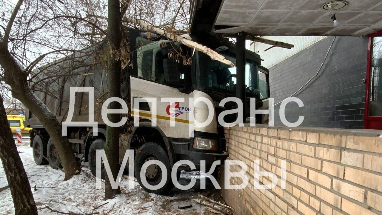 Грузовой автомобиль врезался в здание на Дорожной улице в районе дома 12 - РИА Новости, 1920, 28.11.2022