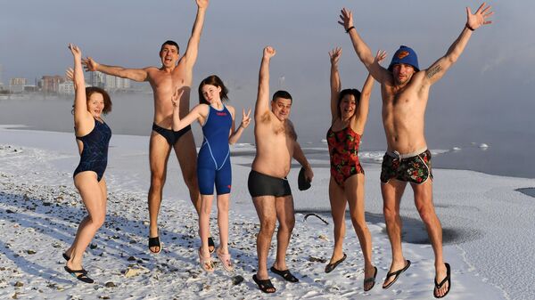 Участники краевого спортивно-оздоровительного центра по плаванию в холодной воде Мегаполюс отдыхают после купания в Енисее при температуре воздуха -27 градусов Цельсия в Красноярске