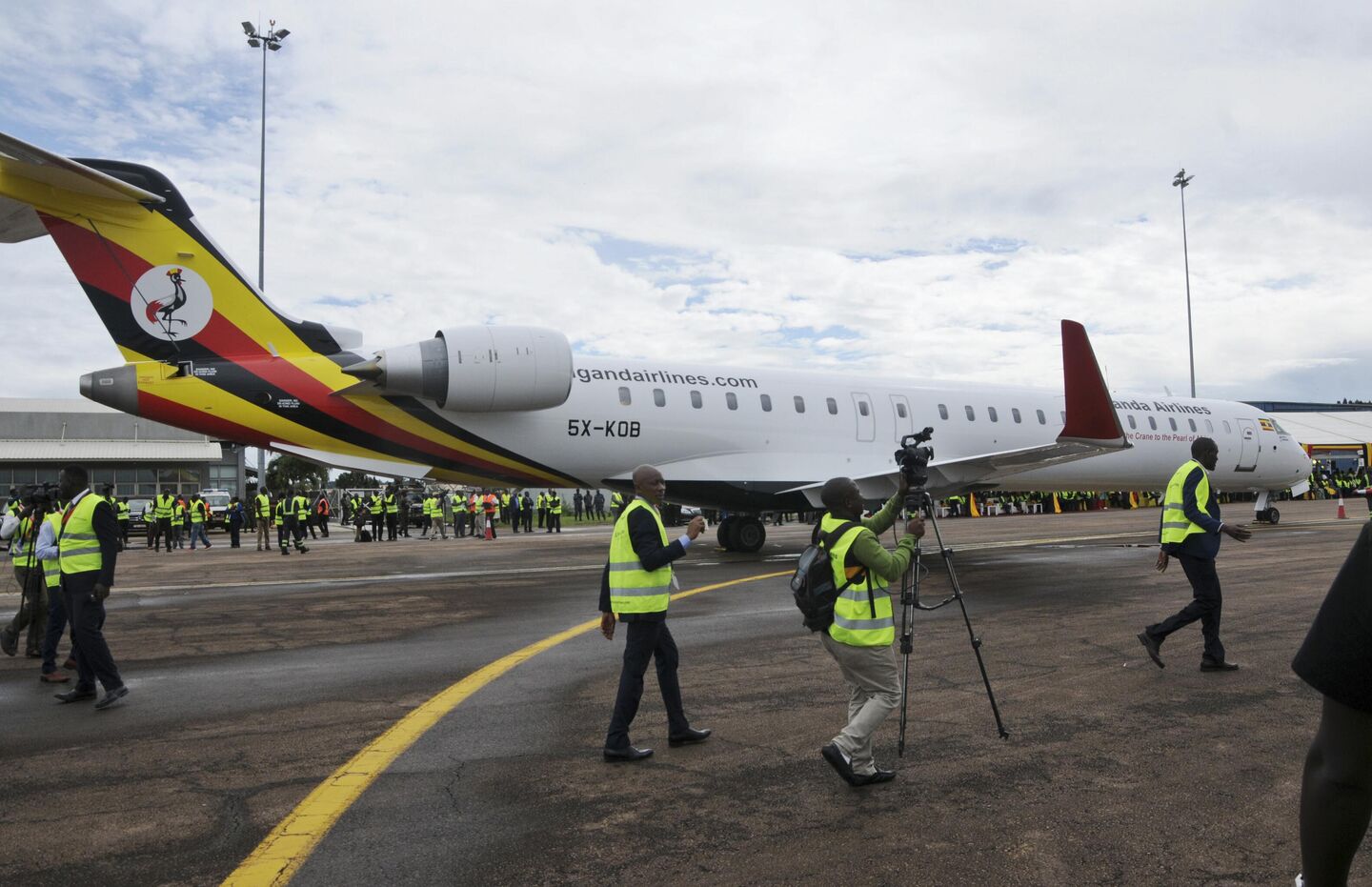 Самолет авиакомпании Uganda Airlines в аэропорту Энтеббе Самолет авиакомпании Uganda Airlines в аэропорту Энтеббе