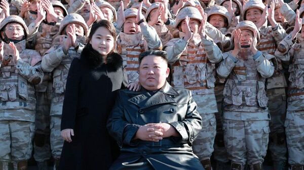 Глава КНДР Ким Чен Ын с дочерью