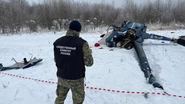 Последствия крушения вертолета Robinson R66 в Тверской области