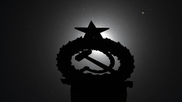 Герб СССР на фасаде павильона Космос на ВДНХ в Москве