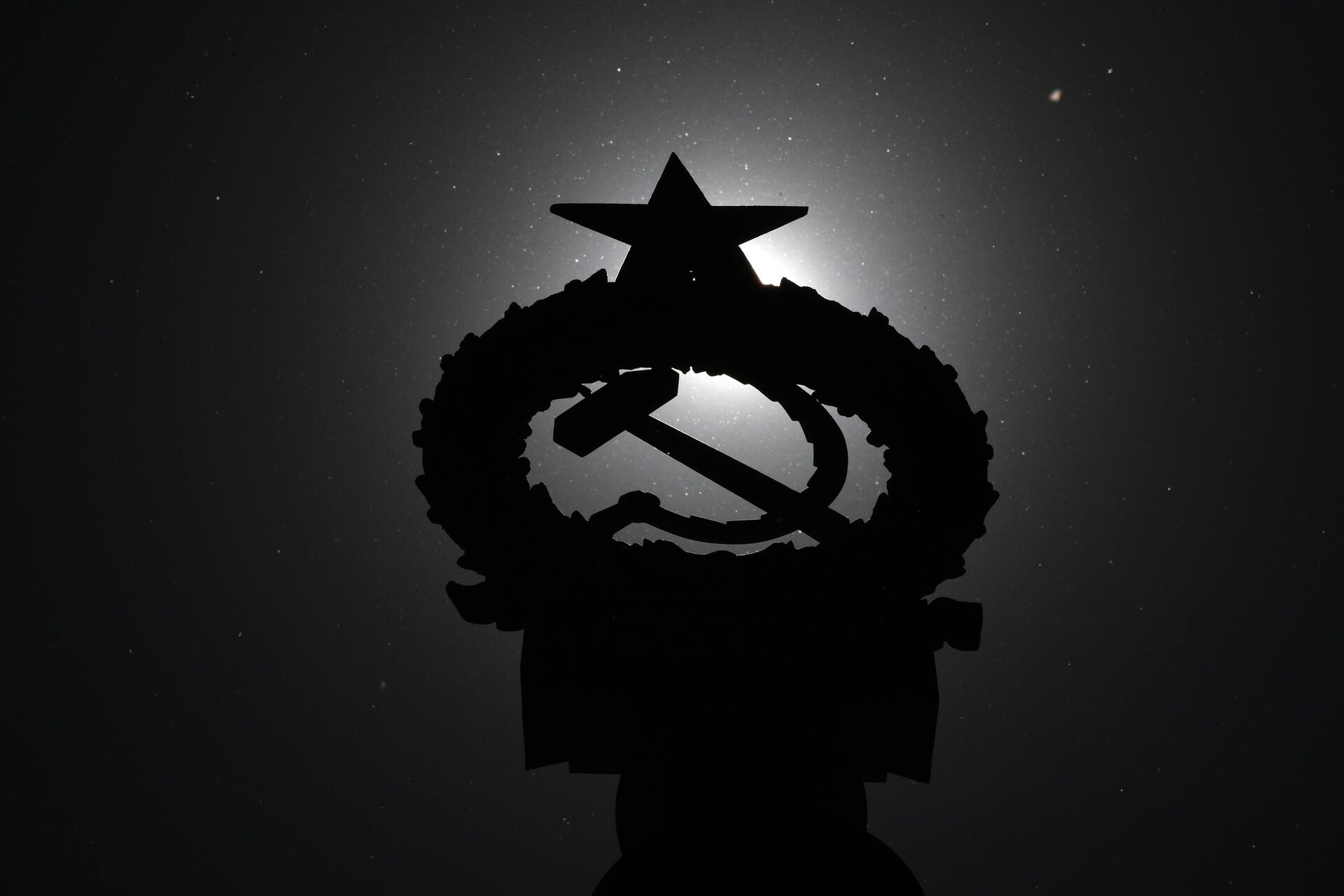 Герб СССР на фасаде павильона Космос на ВДНХ в Москве Герб СССР на фасаде павильона Космос на ВДНХ в Москве - РИА Новости, 1920, 17.10.2025