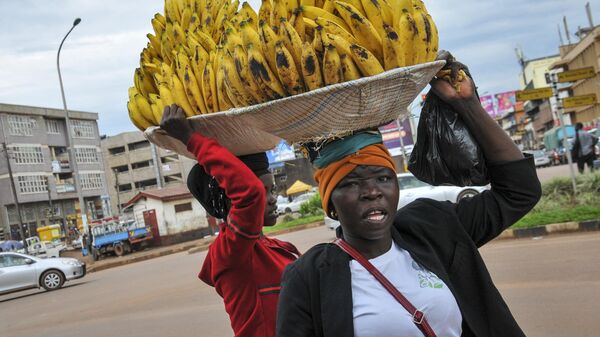 Женщины продают бананы на улице в Кампале 