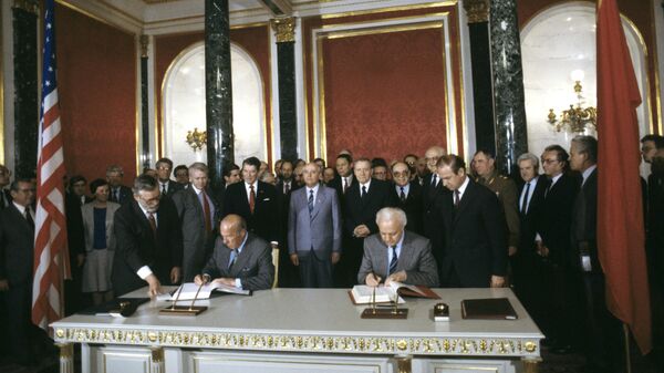 На церемонии подписания присутствовали Генеральный секретарь ЦК КПСС Михаил Горбачев и Президент США Рональд  Рейган
