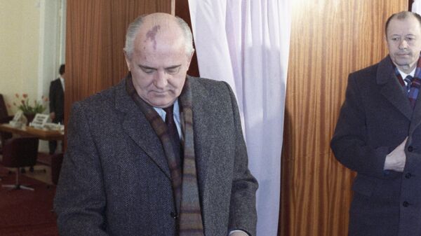 Президент СССР, генеральный секретарь ЦК КПСС Михаил Сергеевич Горбачев на избирательном участке. 17 марта 1991 год