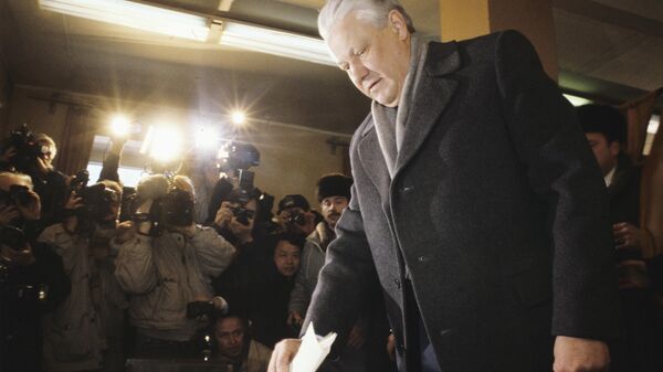 Борис Николаевич Ельцин, председатель ВС РСФСР на участке для голосования во время Всесоюзного референдума о будущем СССР. 17 марта 1991 года