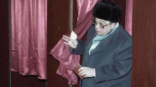 Премьер-министр СССР Валентин Сергеевич Павлов на избирательном участке во время проведения Всесоюзного референдума