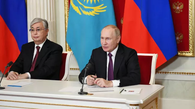 Президент России Владимир Путин и президент Республики Казахстан Касым-Жомарт Токаев обращаются в режиме видеоконференции к участникам пленарного заседания XVIII Форума межрегионального сотрудничества России и Казахстана