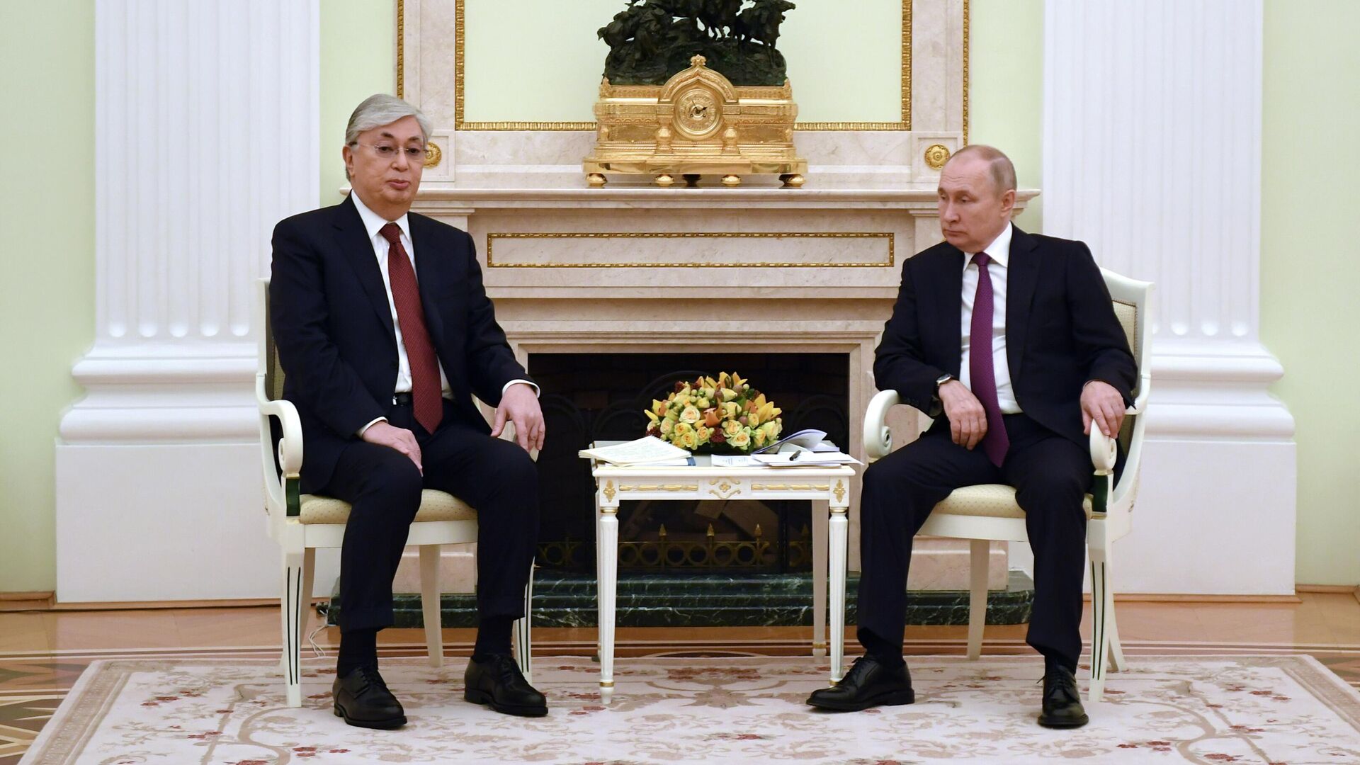 Президент РФ Владимир Путин и президент Республики Казахстан Касым-Жомарт Токаев (слева) во время беседы в Кремле - РИА Новости, 1920, 28.11.2022