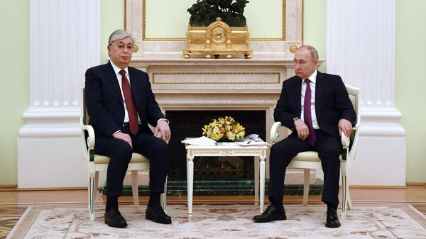 Президент РФ Владимир Путин и президент Республики Казахстан Касым-Жомарт Токаев (слева) во время беседы в Кремле
