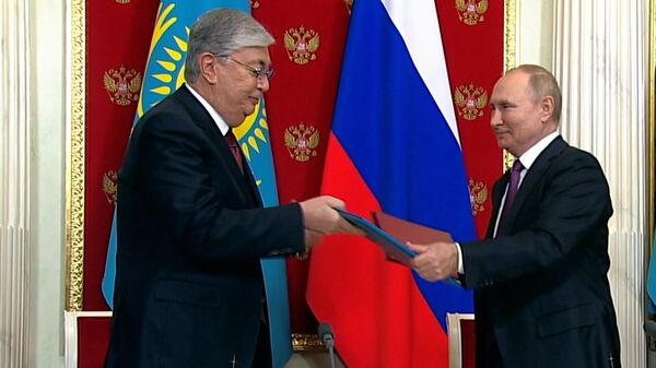 Церемония подписания декларации по случаю 30-летия дипотношений РФ и Казахстана