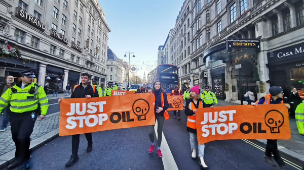 Активисты Just Stop Oil организовали акцию протеста на набережной в центре Лондона