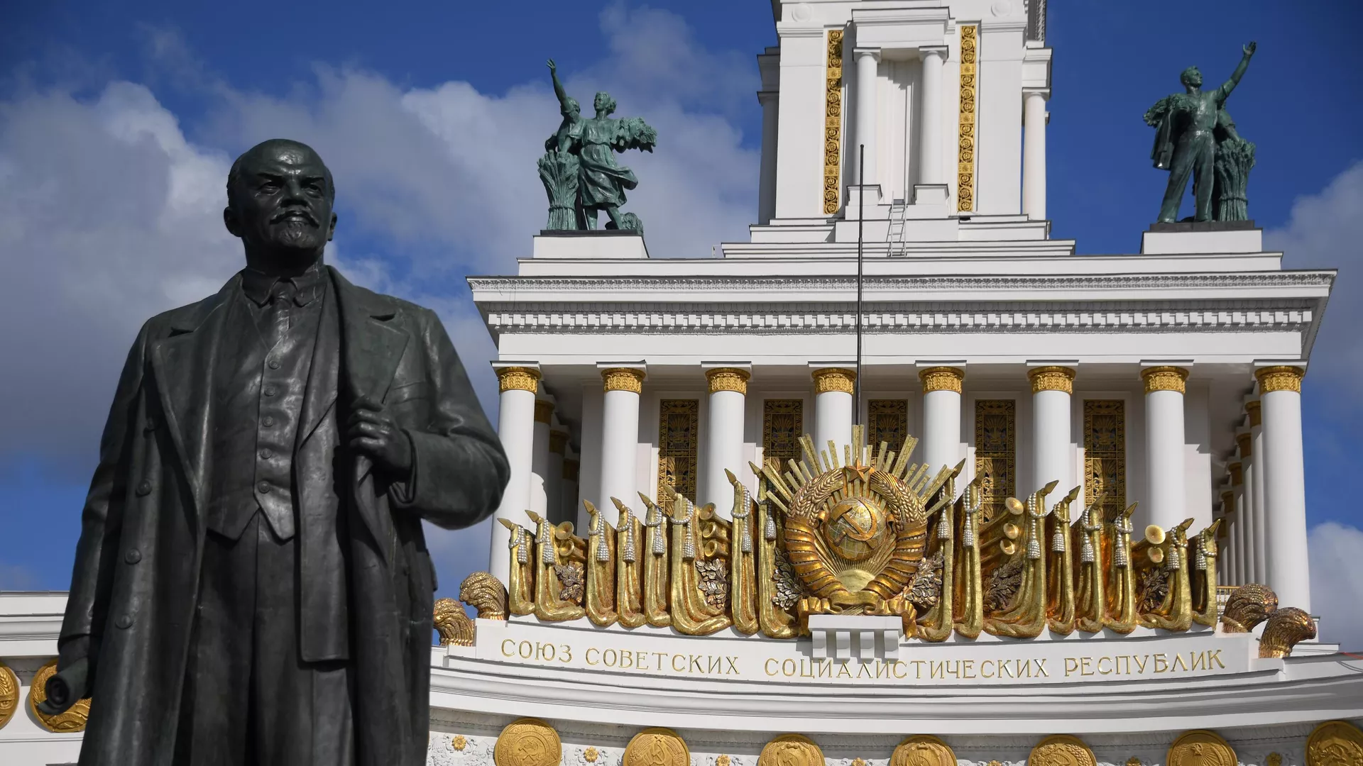 Памятник В. И. Ленину у павильона №1 Центральный на ВДНХ в Москве - РИА Новости, 1920, 22.05.2025