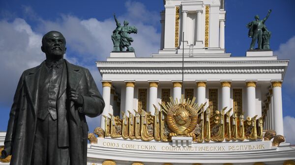 Памятник В. И. Ленину у павильона № 1 (Центральный) на ВДНХ в Москве