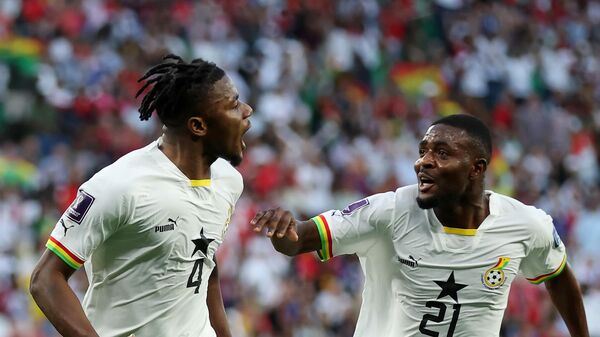 Ганские футболисты Мохаммед Салису (слева) и Салис Абдул Самед на чемпионате мира 2022 года в Катаре