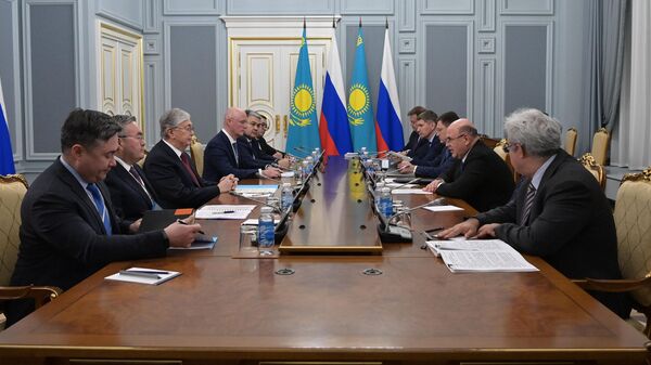 Председатель правительства РФ Михаил Мишустин и президент Республики Казахстан Касым-Жомарт Токаев во время встречи