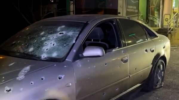 Воронка на асфальте, выбитые взрывом витрины: обстрел Донецка  из Градов