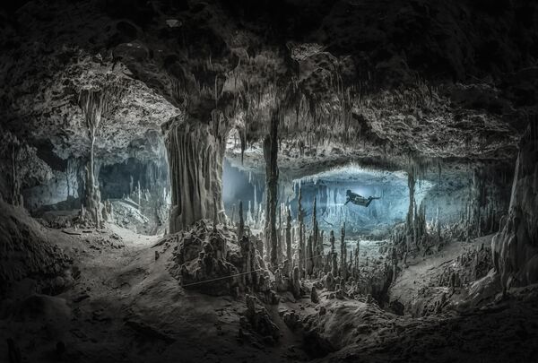 Работа фотографа Martin Broen Flooded Cave, победившая в конкурсе The International Landscape Photograph of the Year 2022