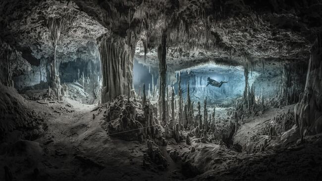 Работа фотографа Martin Broen Flooded Cave, победившая в конкурсе The International Landscape Photograph of the Year 2022