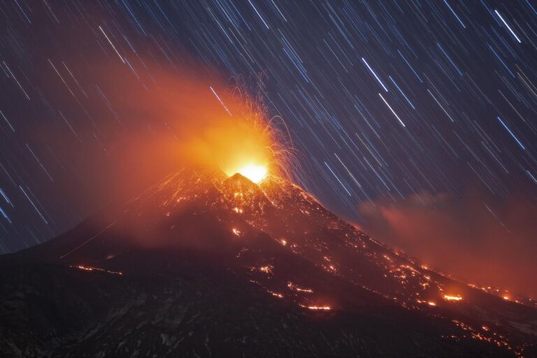 Работа фотографа Dario Giannobile Star Trails And Lava, попавшая в ТОП-101 конкурса The 9th International Landscape Photographer of the Year