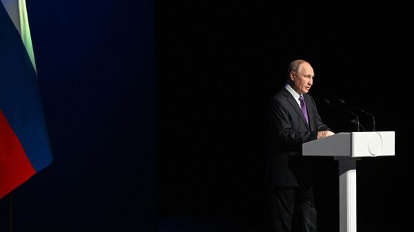 Президент РФ Владимир Путин выступает на Х Всероссийском съезде судей, посвященном 100-летию Верховного суда РФ