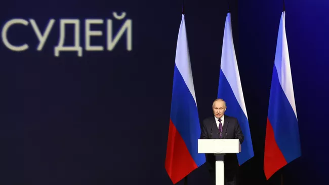 Президент РФ Владимир Путин выступает на Х Всероссийском съезде судей, посвященном 100-летию Верховного суда РФ