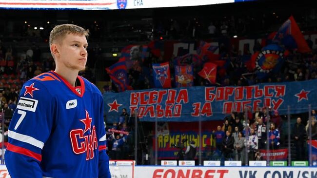 Нападающий СКА Василий Глотов перед матчем КХЛ
