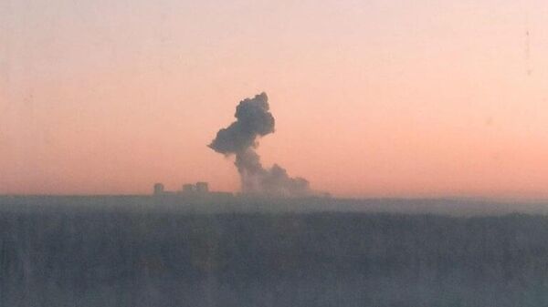 Дым от взрыва в карьере по добыче щебня в Челябинске 