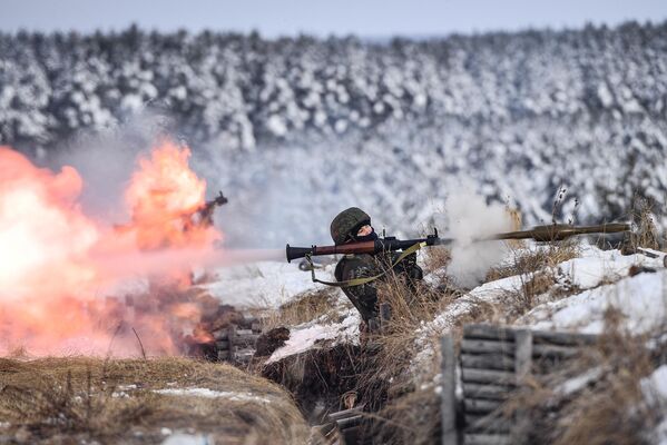 Мобилизованный военнослужащий стреляет из ручного гранатомета РПГ-7 на Чебаркульском полигоне
