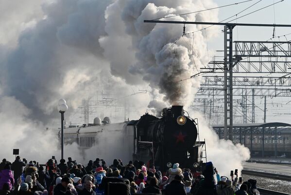 Поезд Деда Мороза прибывает на железнодорожный вокзал в Чите