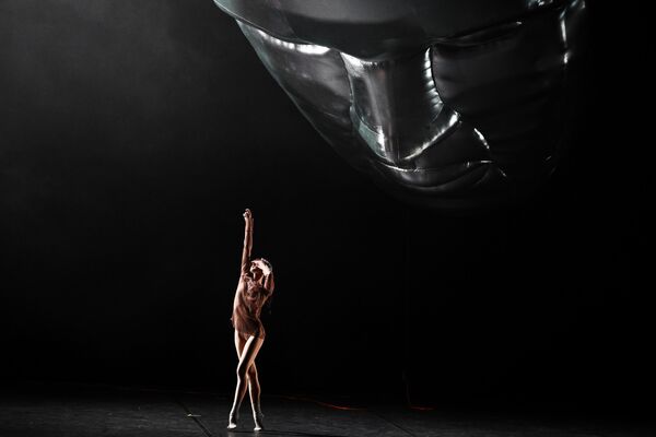 Артистка балета Елизавета Кокорева в сцене из одноактного балета Сияние на сцене Государственного академического Большого театра
