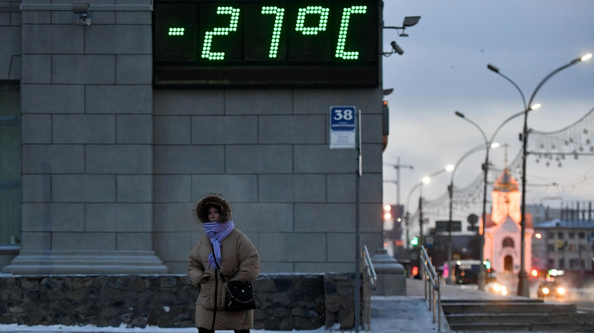 Москва 35 градусов. Термометр на здании. 27 Градусов. Градусник минус 30.