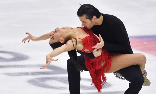 Аннабель Морозов и Девид Нарижный выступают с ритмическим танцем в танцах на льду на III этапе Гран-при России по фигурному катанию Идель-2022 в Казани