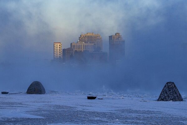 Палатки рыбаков на льду реки Обь в Новосибирске. 26-27 ноября температура воздуха опускалась до -35 градусов Цельсия в Новосибирской области и до -30 в городе Новосибирске