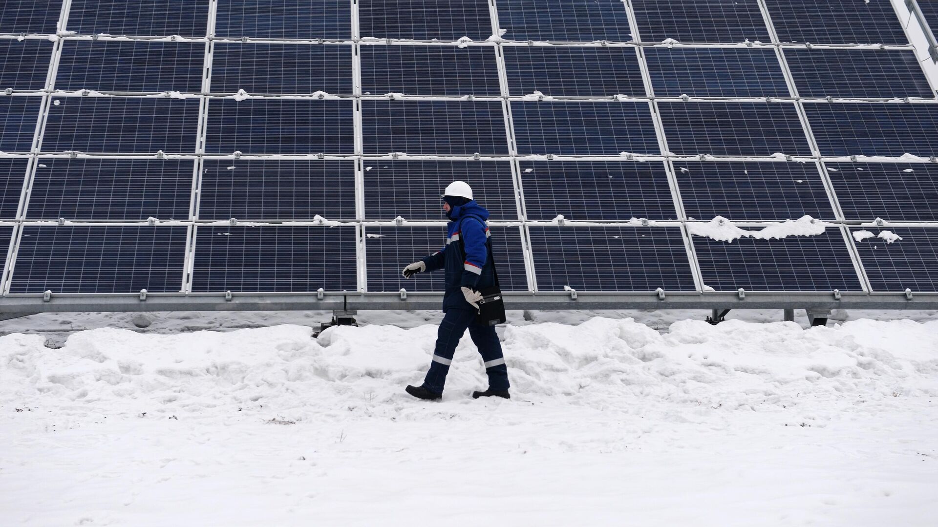 Сотрудник осматривает оборудование на Абаканской солнечной электростанции в Республике Хакасия - РИА Новости, 1920, 29.11.2022