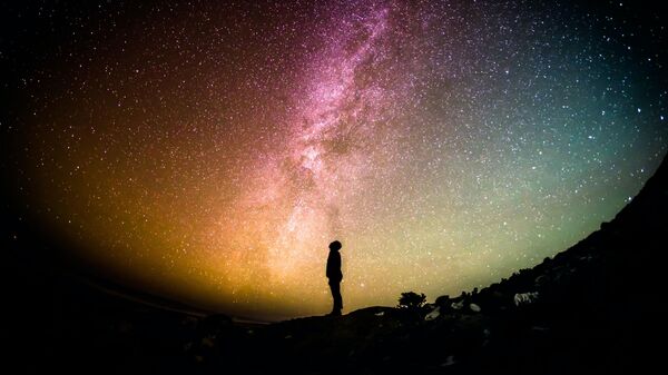 Человек смотрит на звездное небо