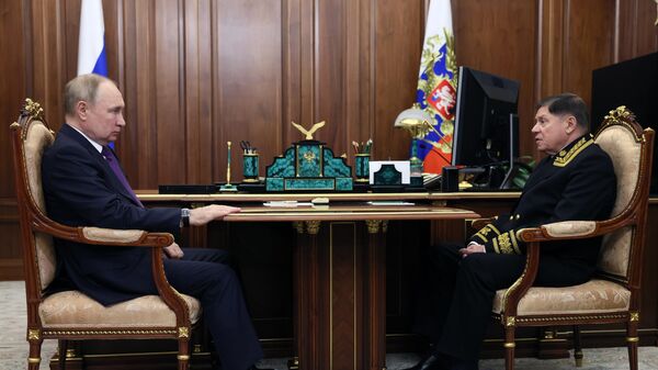 Президент РФ Владимир Путин и председатель Верховного суда РФ Вячеслав Лебедев во время встречи