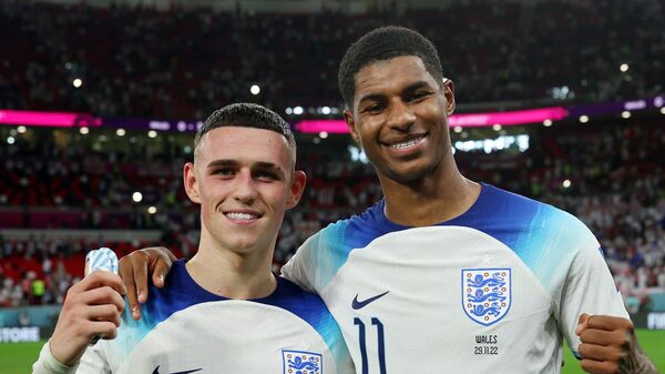 Английские футболисты Фил Фоден и Маркус Рэшфорд (слева направо) на чемпионате мира 2022 года в Катаре