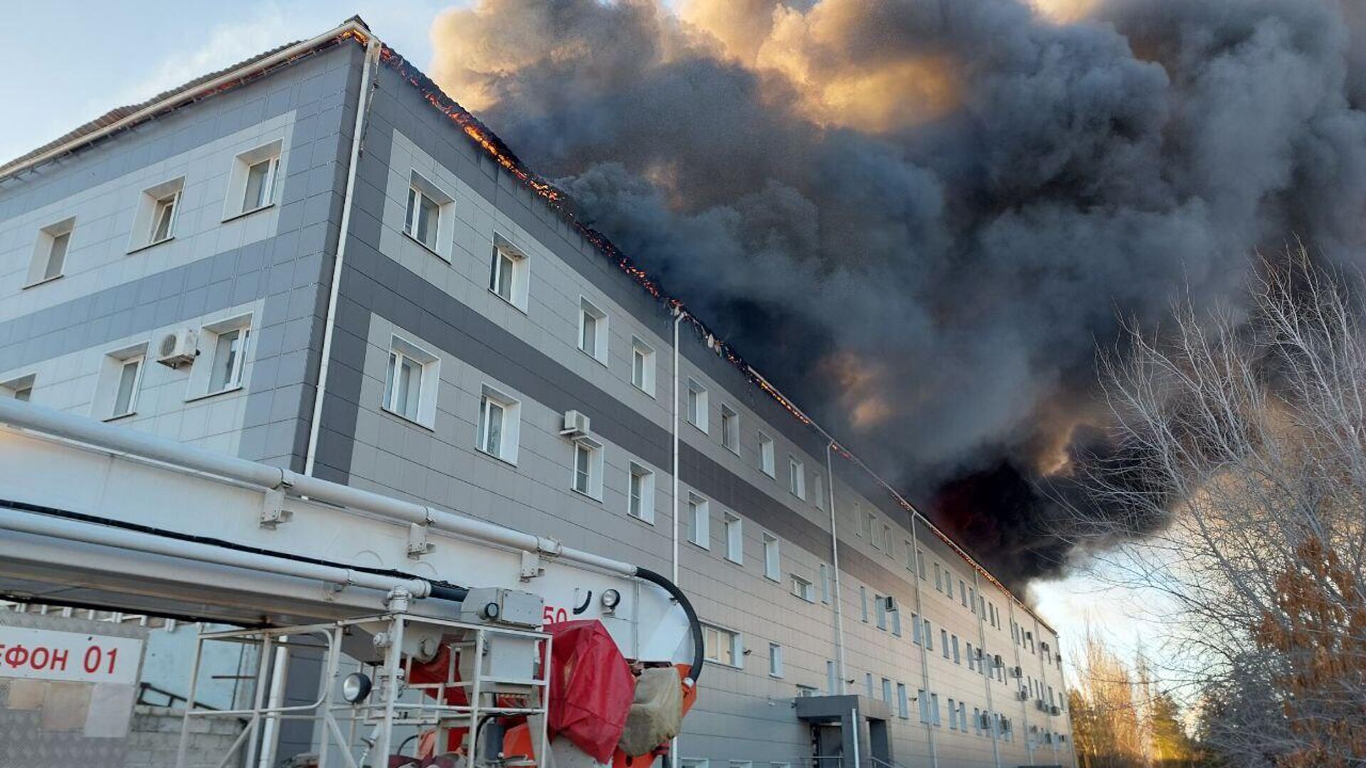 Волгоград возгорание. ТЭЦ 9 Пермь. Пожар на ТЭЦ 9 Пермь. Здание горит. Пожар на ТЭЦ.