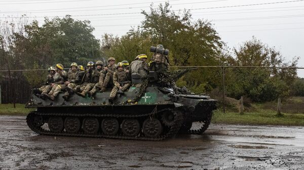 Украинские военные на бронетранспортере 