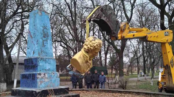 Демонтаж памятника Пушкину в городе Ананьев Одесской области Украины