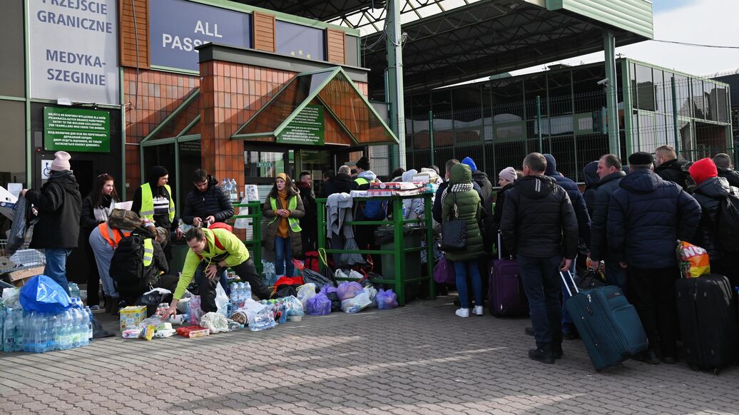 © РИА Новости / Алексей ВитвицкийПерейти в медиабанк<br>Жители Украины на контрольно-пропускном пункте 
