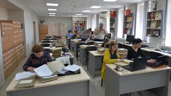 Читатели работают с документами в читальном зале Государственного архива в Челябинской области