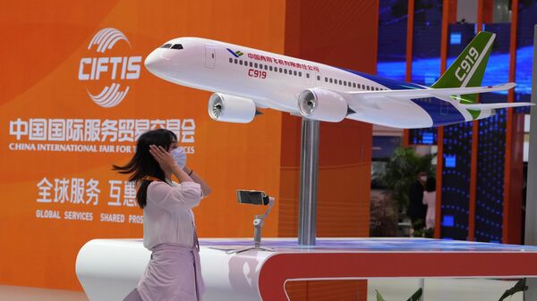 Макет среднемагистрального пассажирского авиалайнера C919, представленный на торговой выставке в Пекине