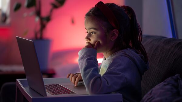 Девочка за компьютером